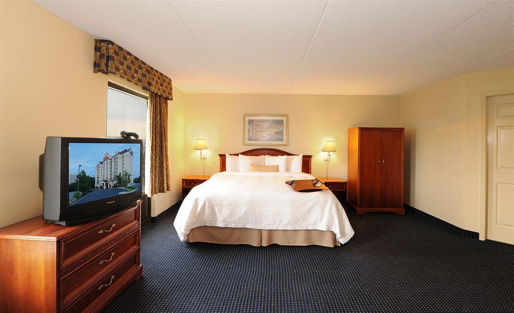 Hampton Inn & Suites Atlanta-Galleria Смирна Екстериор снимка