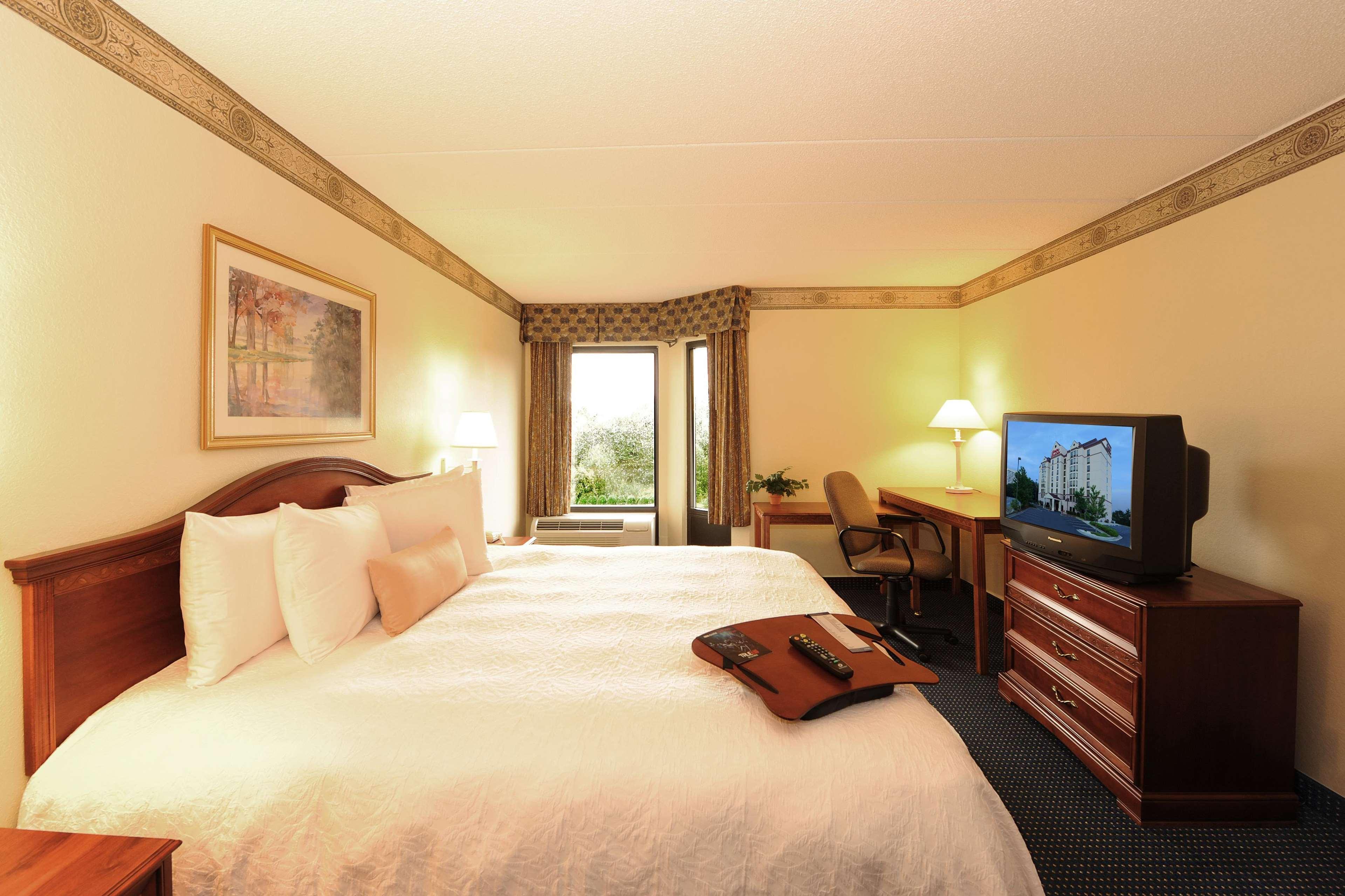 Hampton Inn & Suites Atlanta-Galleria Смирна Стая снимка