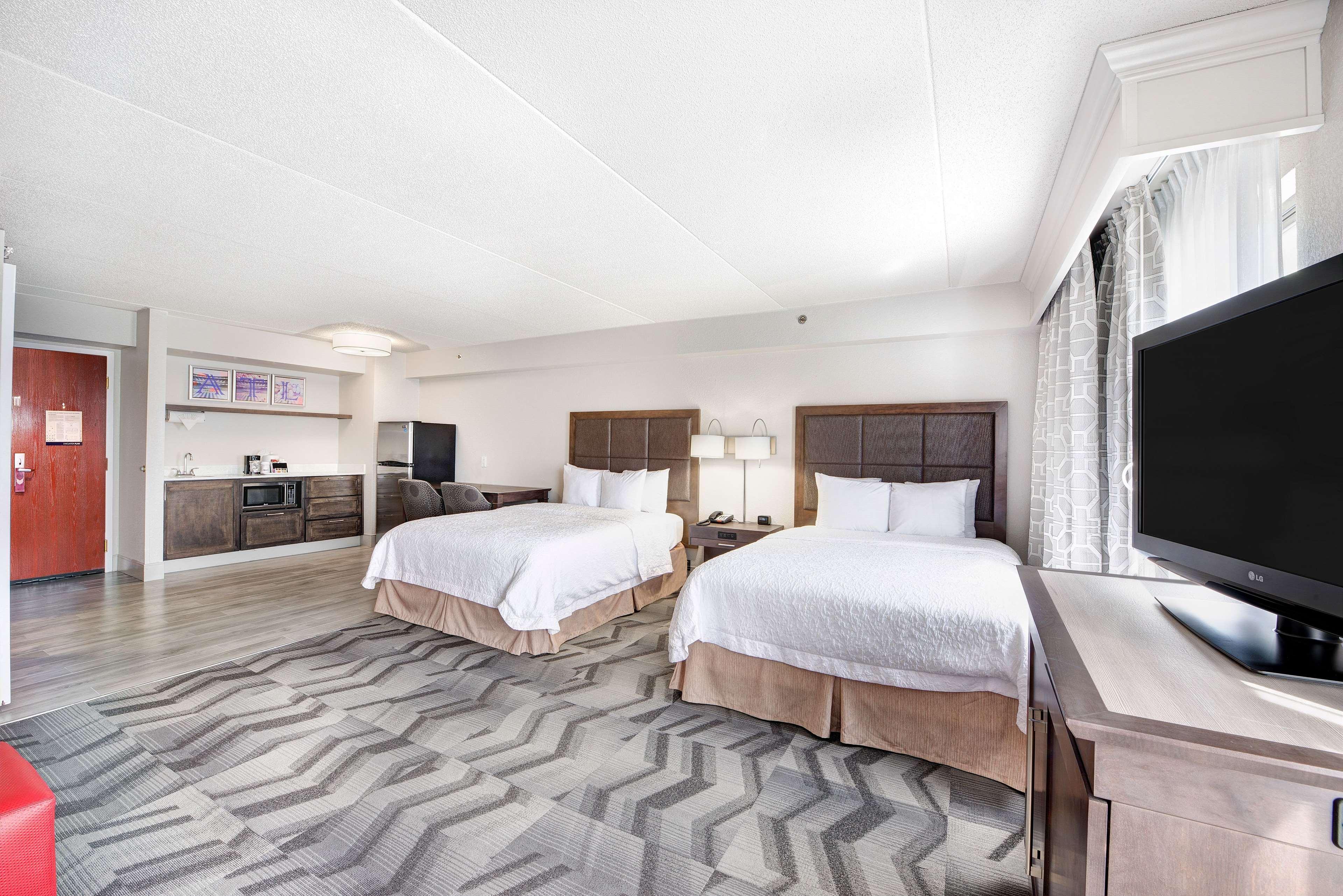 Hampton Inn & Suites Atlanta-Galleria Смирна Екстериор снимка