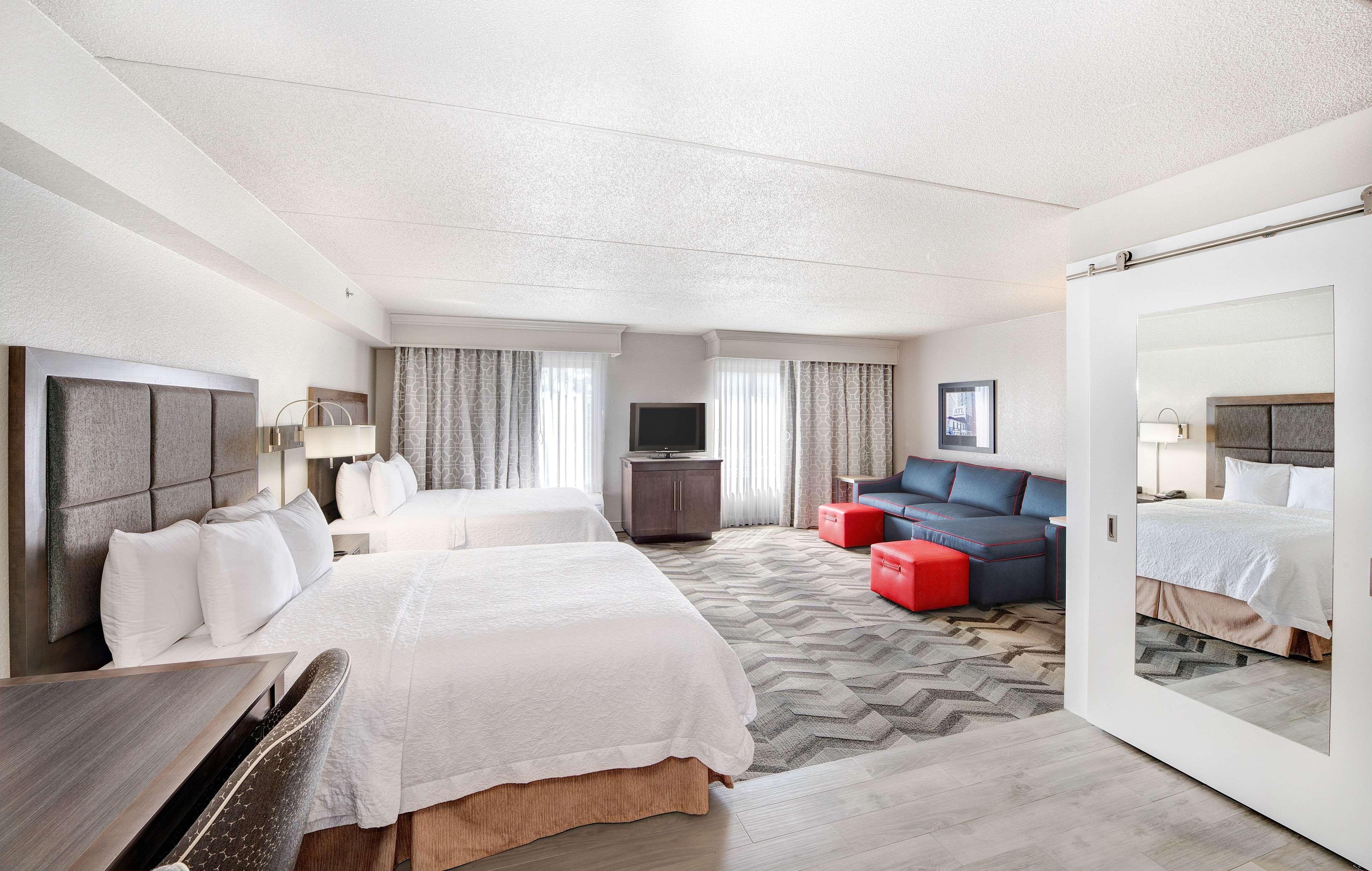 Hampton Inn & Suites Atlanta-Galleria Смирна Екстериор снимка