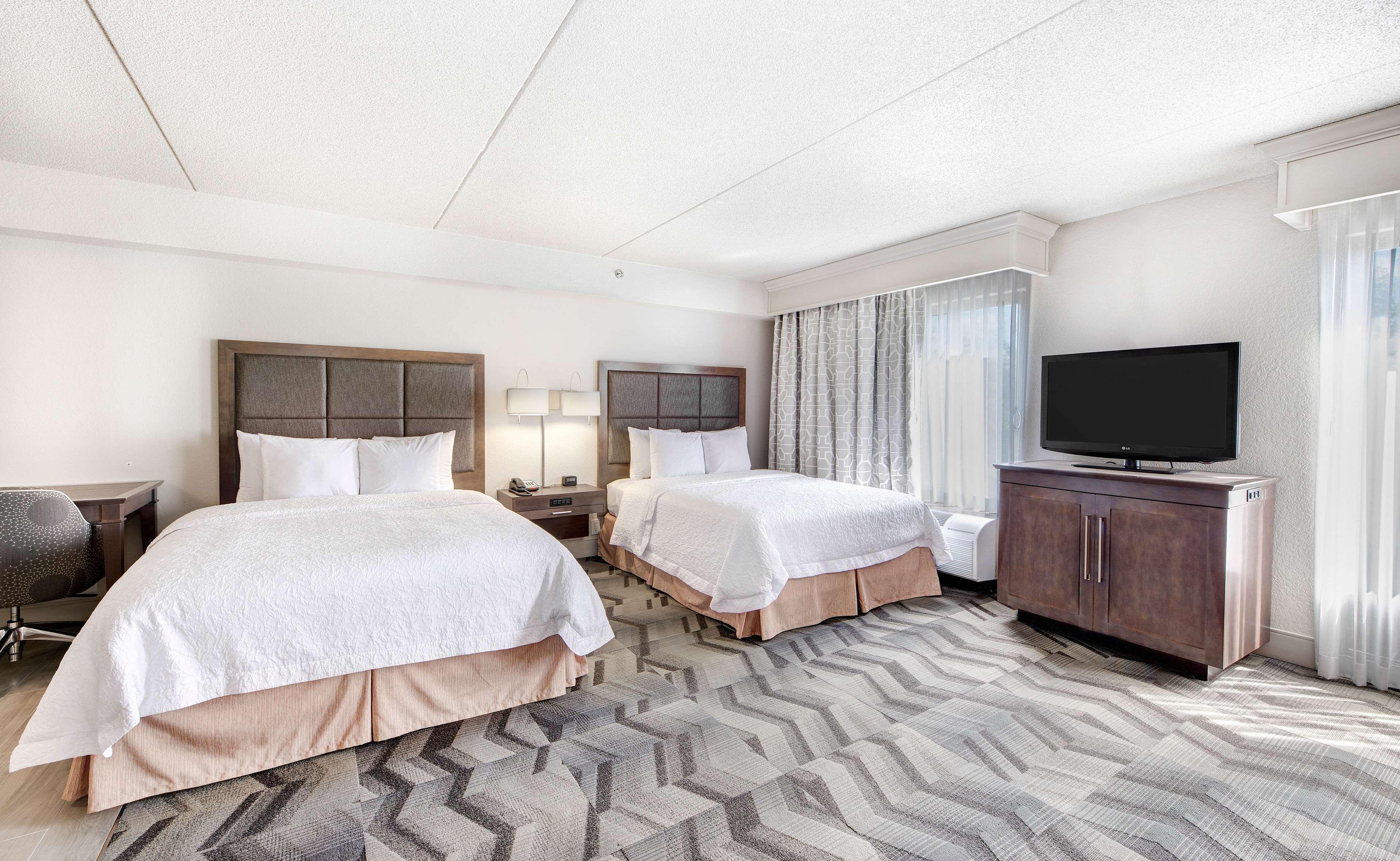 Hampton Inn & Suites Atlanta-Galleria Смирна Екстериор снимка