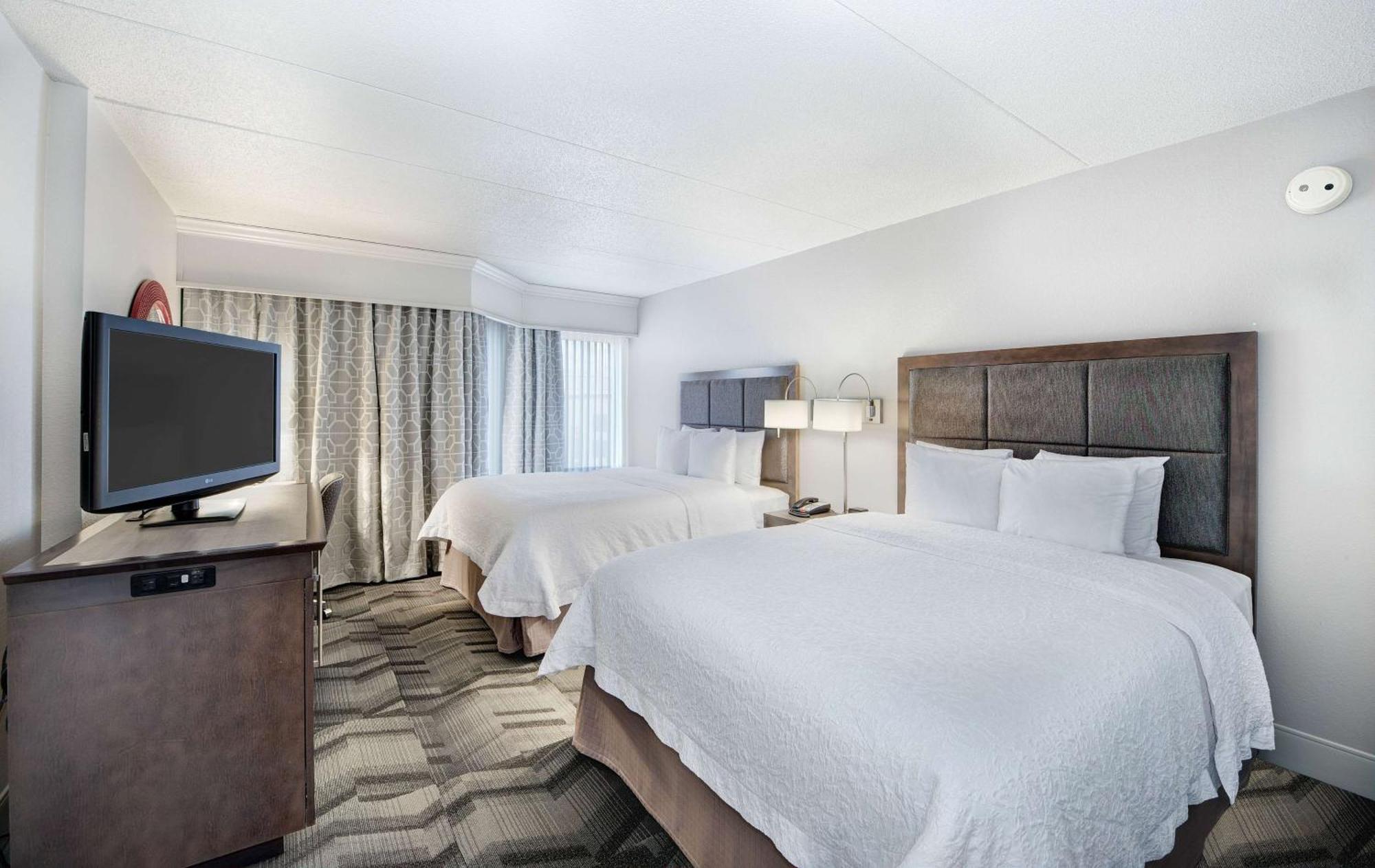 Hampton Inn & Suites Atlanta-Galleria Смирна Екстериор снимка