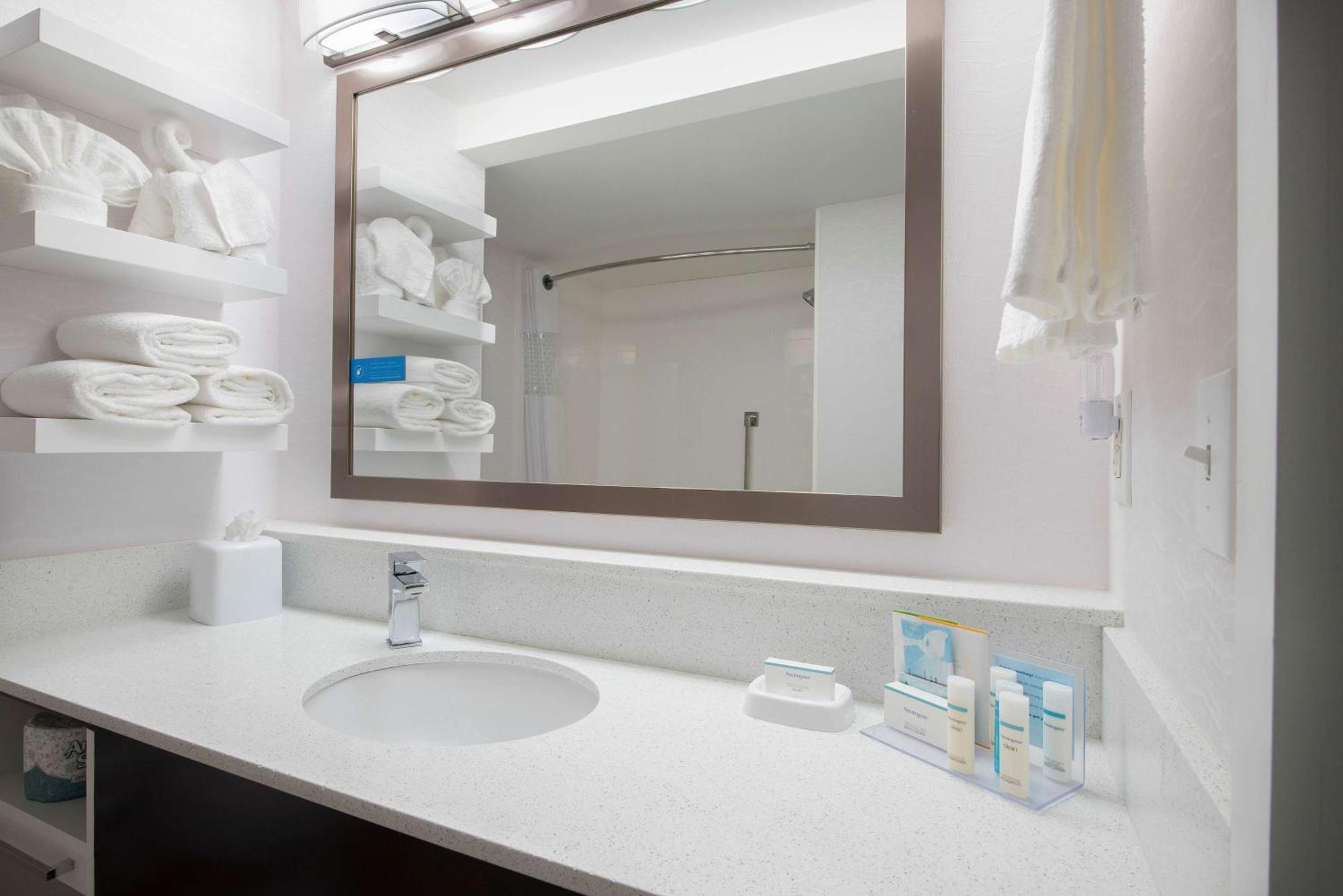 Hampton Inn & Suites Atlanta-Galleria Смирна Екстериор снимка