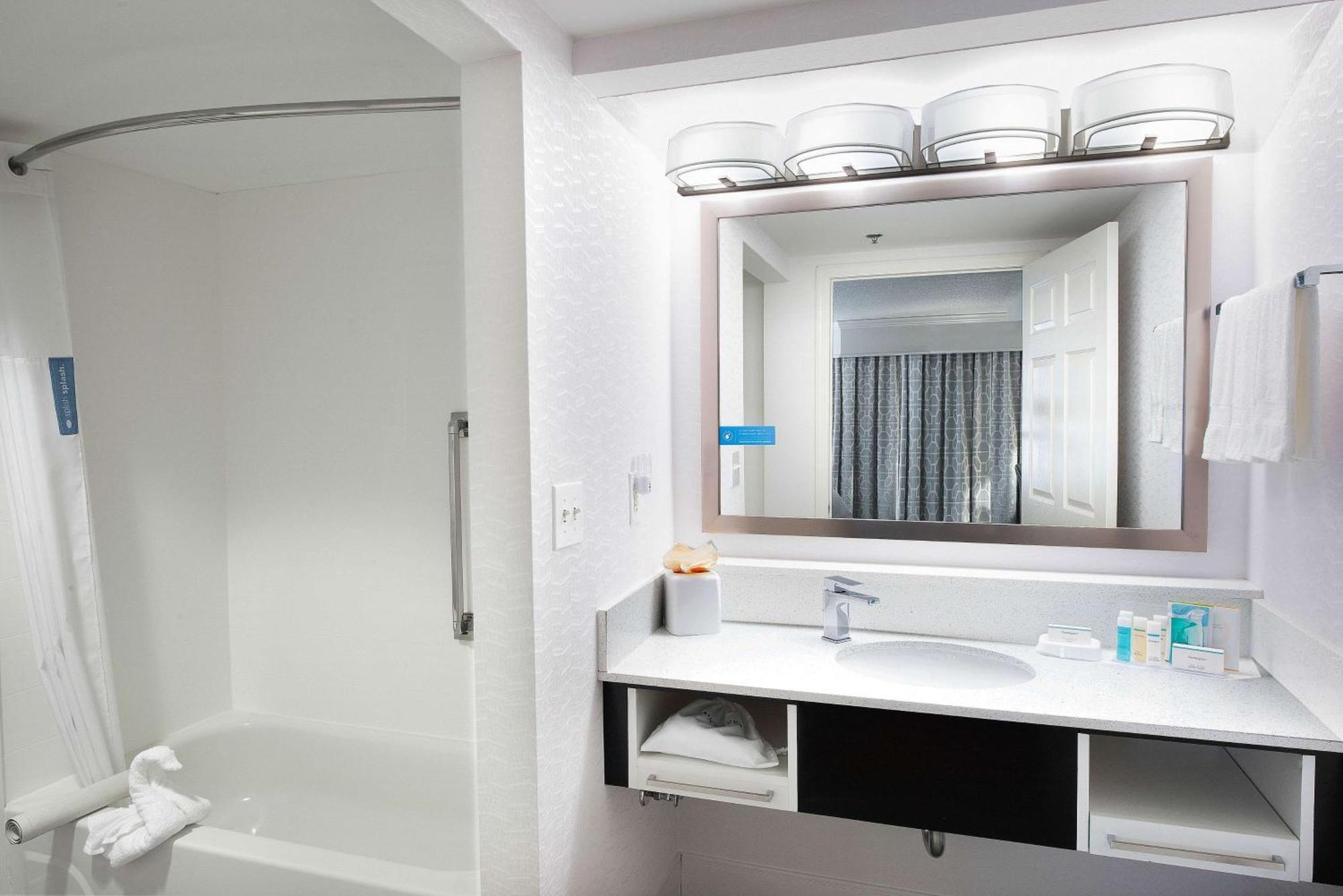 Hampton Inn & Suites Atlanta-Galleria Смирна Екстериор снимка