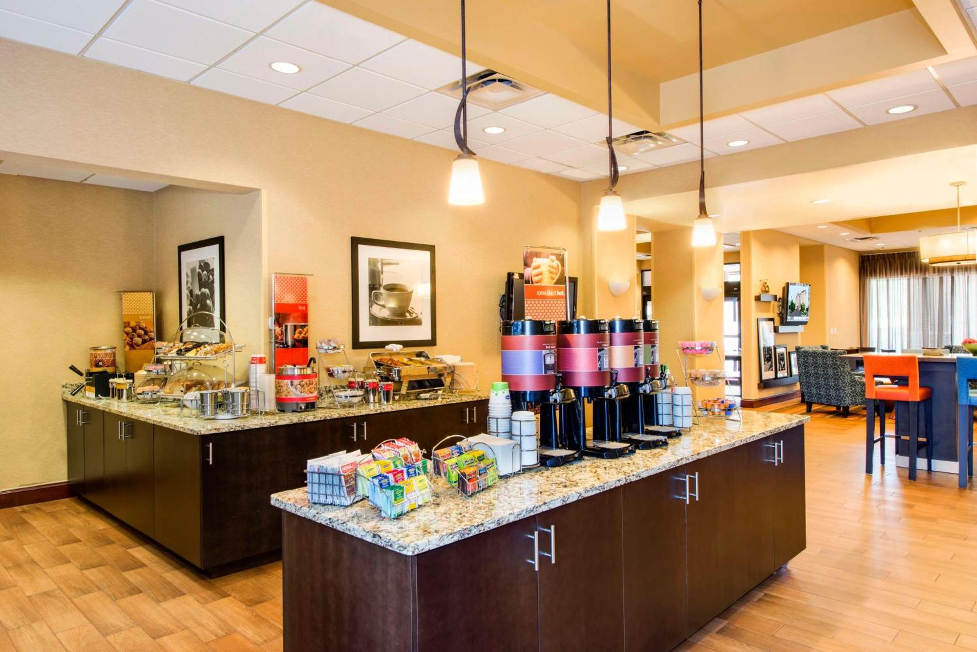 Hampton Inn & Suites Atlanta-Galleria Смирна Екстериор снимка