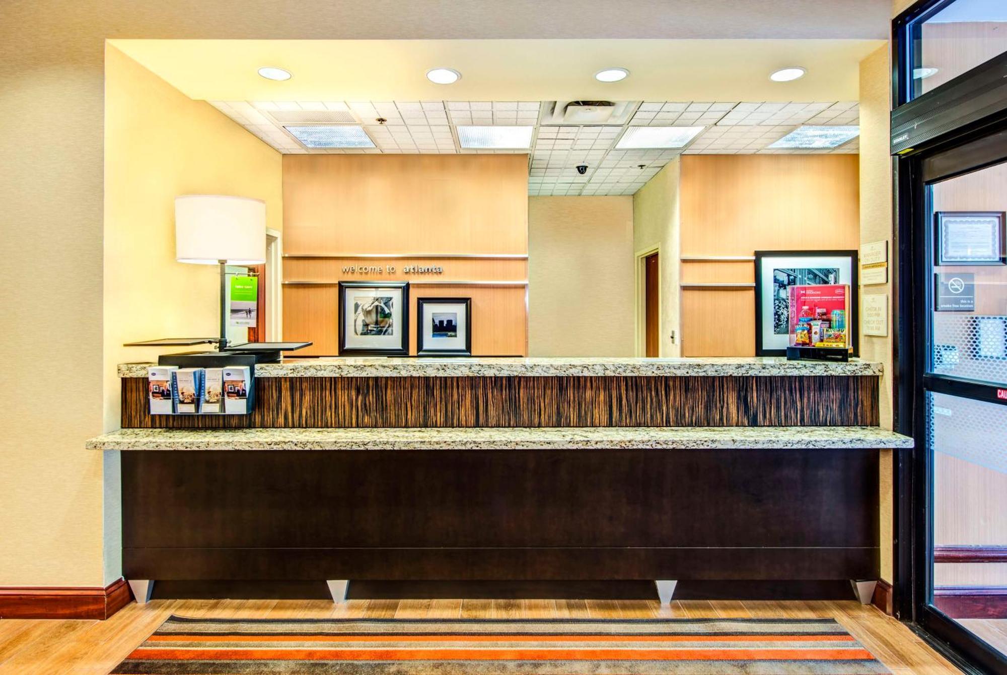 Hampton Inn & Suites Atlanta-Galleria Смирна Екстериор снимка
