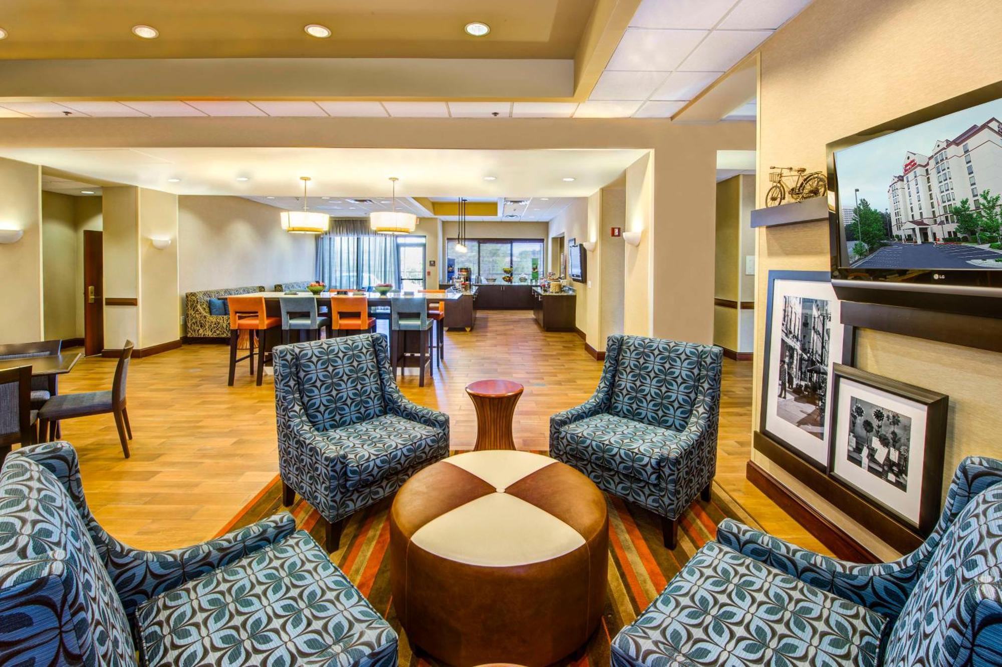 Hampton Inn & Suites Atlanta-Galleria Смирна Екстериор снимка